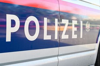 Starší řidička omylem najela v Rakousku do restaurace, kde byla skupina českých školáků - Novinky